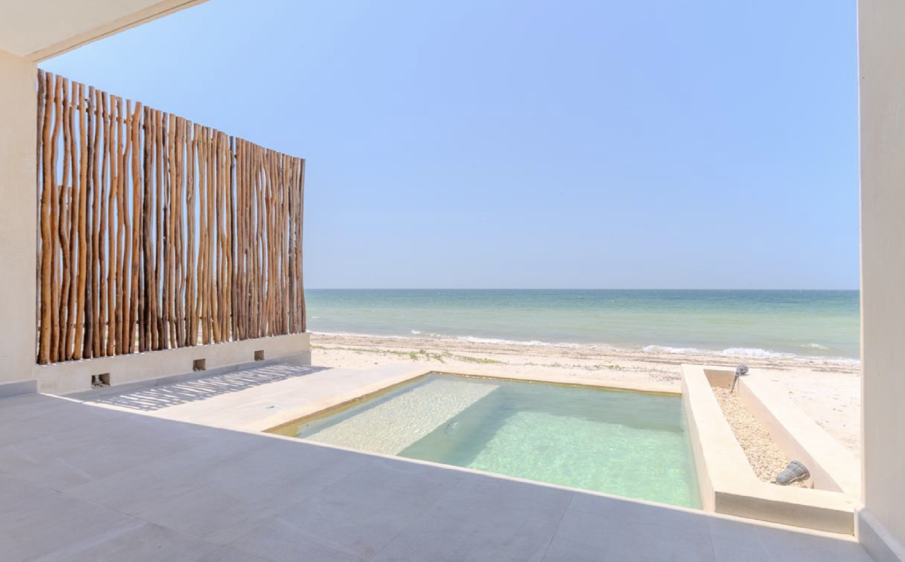 Terraza con piscina privada frente al mar